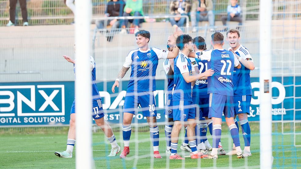 Felix Göttlicher (rechts) traf doppelt gegen Blau-Weiß Lohne. Foto: Jens Doden/Emden