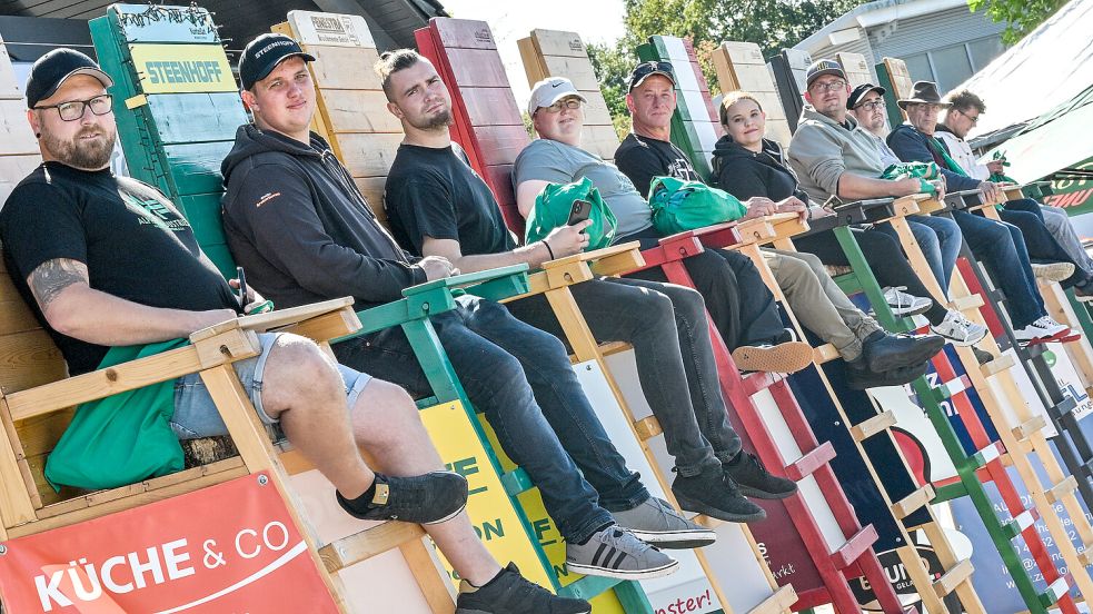 Diese zehn Kandidaten sitzen seit Freitagnachmittag um 14 Uhr auf ihren Stühlen auf dem Fehntjer Markt in Rhauderfehn. Foto: Klaus Ortgies
