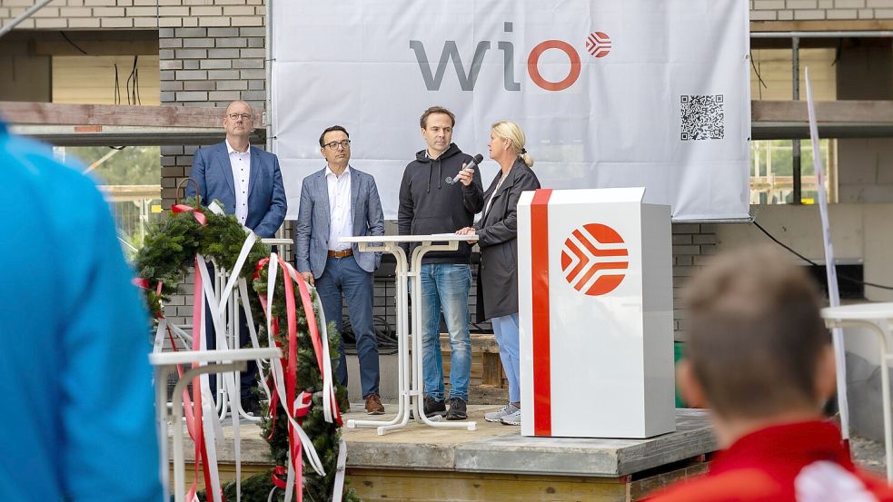 Die Wio-Aufsichtsratsvorsitzende Susanne Hambürger dos Reis (rechts) setzt sich für eine starke Osnabrücker Wohnungsgesellschaft ein – hier beim Richtfest im Landwehrviertel mit (von links): Wio-Geschäftsführer Bernd Wortmeyer, sein Vorgänger Wigand Maethner und Stadtwerke-Sprecher Sebastian Philipp. Foto: Denise Matthey