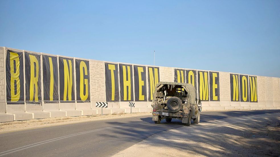 Angehörige setzen sich seit Kriegsbeginn vor bald zwei Jahren unermüdlich für die Freilassung der Geiseln ein. (Archivbild) Foto: Ohad Zwigenberg/AP/dpa