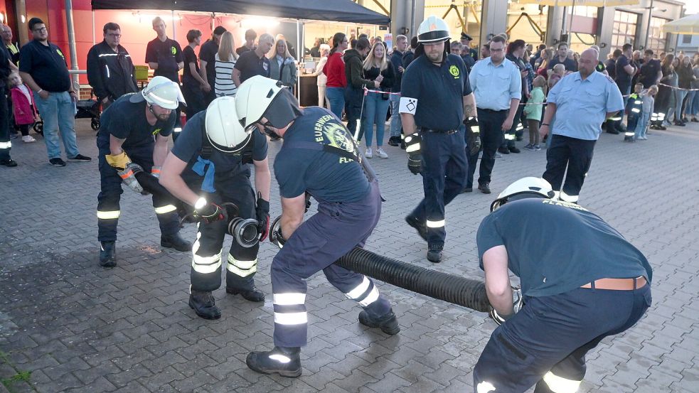 Schnelligkeit war beim Wettbewerb der Feuerwehren in Ihrhove gefragt. Viele Gäste verfolgen den Wettkampf. Foto: Holger Weers