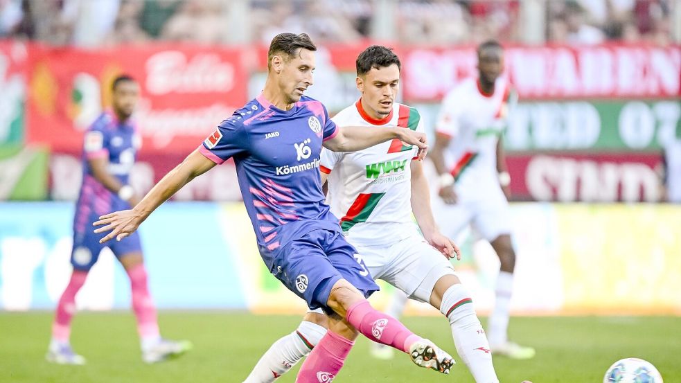 Mainz-Profi Dominik Kohr (links) und Augsburgs Fabian Rieder kämpfen um den Ball. Foto: Harry Langer