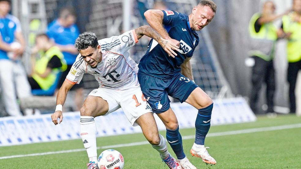Kampf um den Ball: Diaz wird von Coufal bearbeitet. Foto: Uwe Anspach