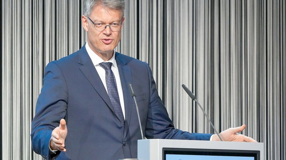 Bundesverkehrsminister Patrick Schnieder hofft, dass der neue Chef samt neuer Strategie bei der Bahn den Richtungswechsel einleitet. (Archivbild) Foto: Soeren Stache/dpa