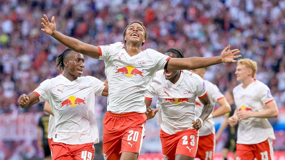 Assan Ouedraogo (M, RB Leipzig) bejubelt bei seinem Startelf-Debüt auch sein Tor-Debüt im RB-Trikot. Foto: Jan Woitas