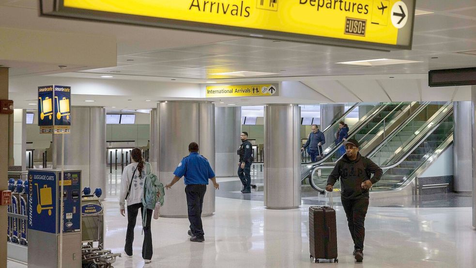 Die plötzliche Änderung bei den Gebühren für ein Arbeitsvisum haben US-Konzerne aufgeschreckt. (Archivbild) Foto: Yuki Iwamura/FR171758 AP/dpa