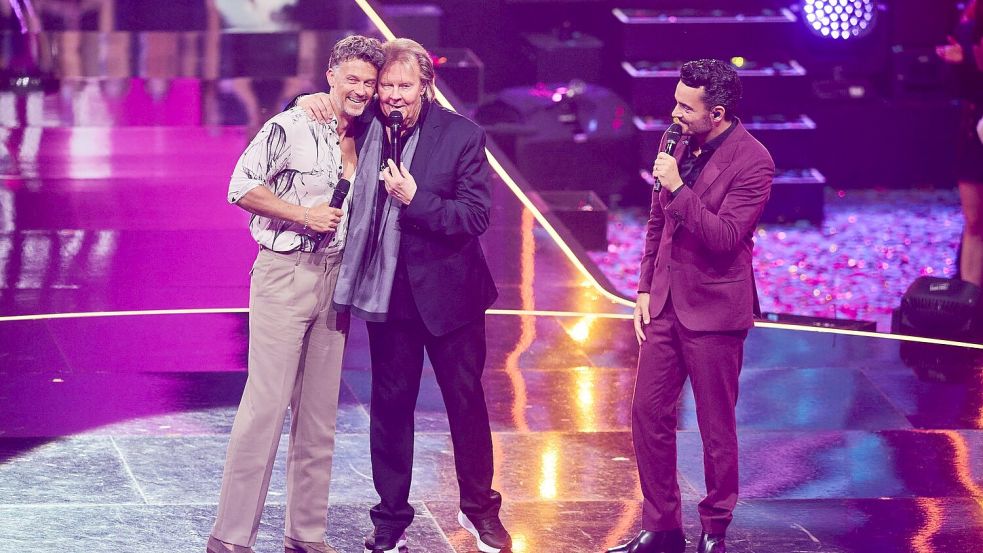Gastgeber Giovanni Zarrella (rechts) und Entertainer Howard Carpendale und sein Sohn Wayne (links) standen gemeinsam auf der Bühne. (Archivbild) Foto: Bernd Thissen