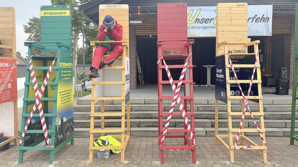 Es wird immer einsamer um Teilnehmer Kevin Amthor (im Bild). Frank Bley musste nach einem erneuten Regelverstoß seinen Hochstuhl verlassen. Jetzt sind schon drei Kandidaten aus dem Rennen beim Pfahlsitzen in Rhauderfehn. Foto: Carsten Ammermann