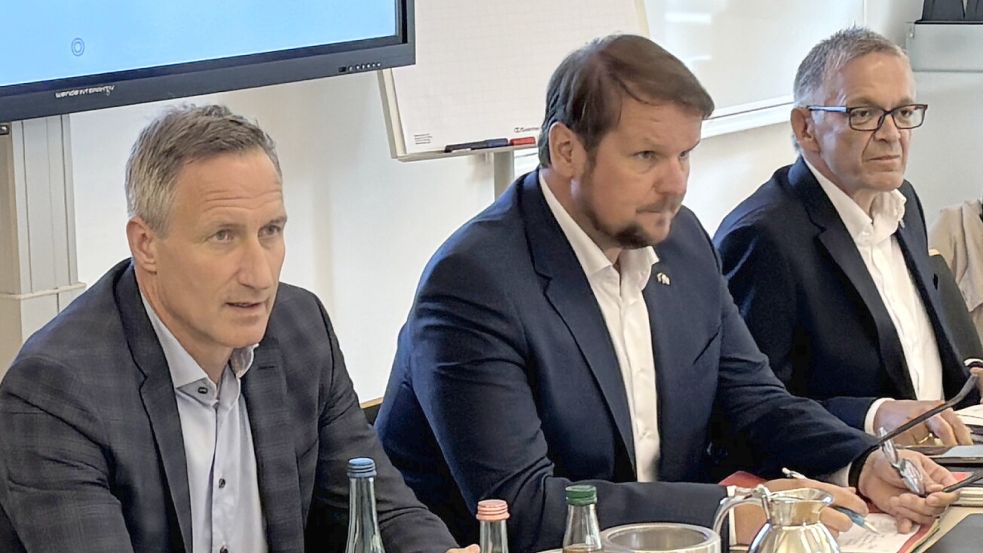 Vor Beginn der jüngsten Sitzung der Klinikgremien (von links): Klinikchef Dirk Balster, Aufsichtsratsvorsitzender und Emder Oberbürgermeister Tim Kruithoff und der Auricher Landrat Olaf Meinen. Foto: Aiko Recke
