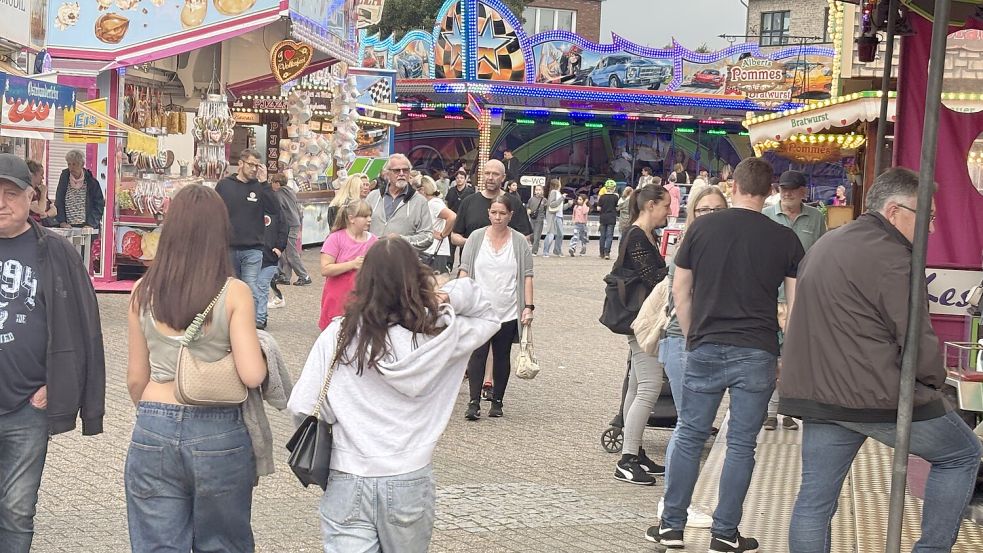 Der Fehntjer Markt war auch am Samstag gut besucht. Foto: Carsten Ammermann