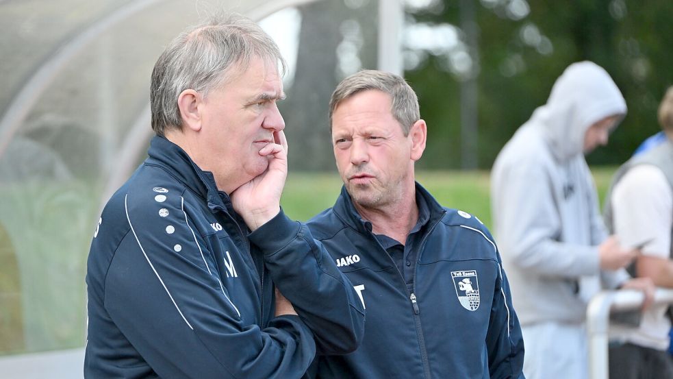 Rolf Pinkernell (links) vertrat Chefcoach Ralf Backhaus (rechts) und durfte sich über einen Erfolg freuen. Foto: Steenhoff