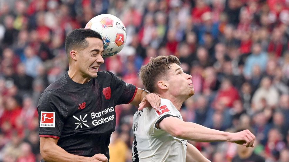 Leverkusens Lucas Vázquez und Gladbachs Lukas Ullrich kämpfen um den Ball. Foto: Federico Gambarini