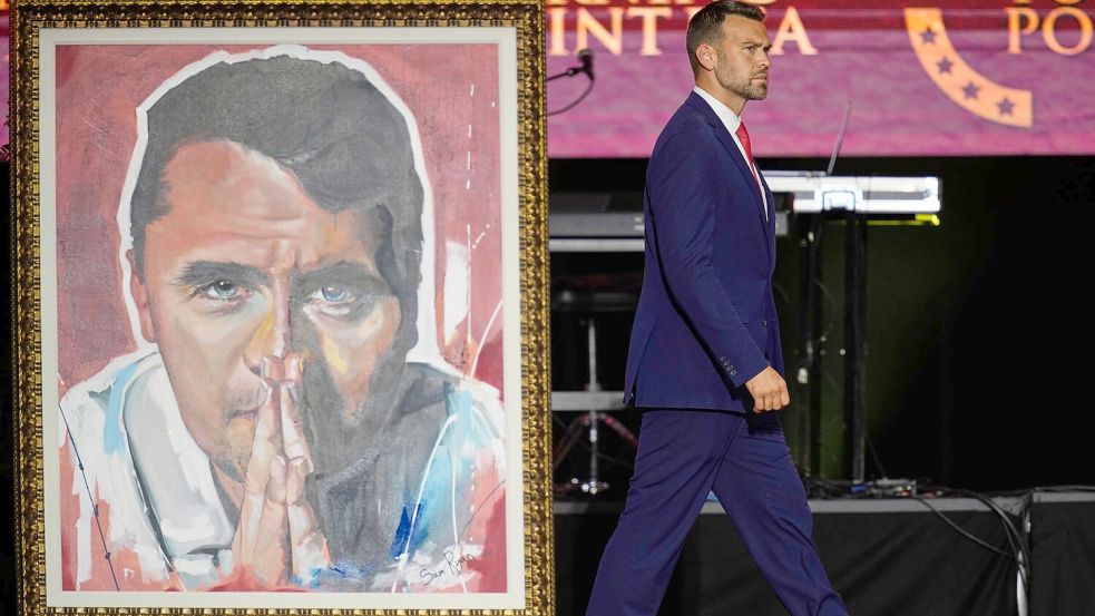Bei der Trauerfeier sprachen auch andere rechte Aktivisten wie Jack Posobiec. Foto: John Locher/AP/dpa