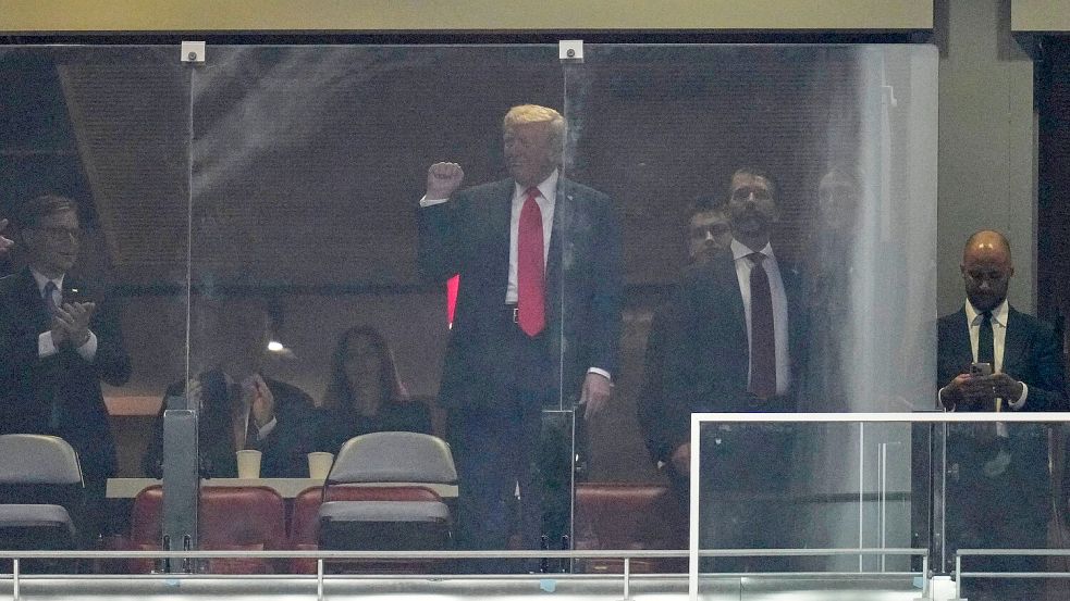 Auch Präsident Donald Trump reiste zu der Trauerfeier an. Foto: John Locher/AP/dpa