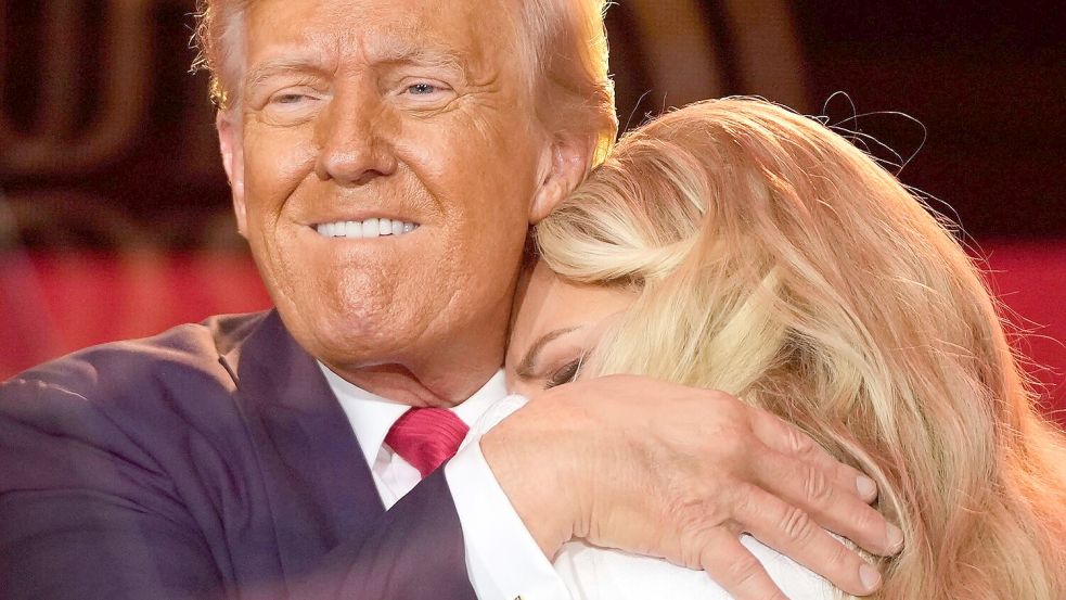 Es ist ein Bild mit Symbolkraft. Foto: Julia Demaree Nikhinson/AP/dpa