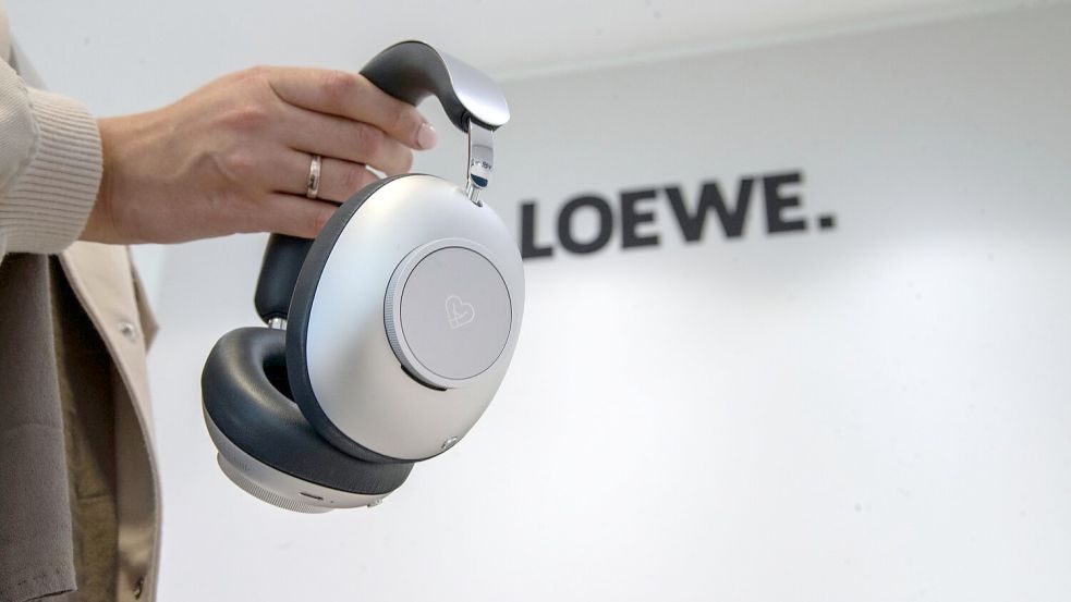 Loewe präsentiert seinen ersten Kopfhörer im Luxussegment. Foto: Pia Bayer/dpa
