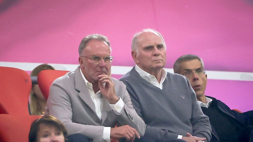 Karl-Heinz Rummenigge (l) und Uli Hoeneß auf der Tribüne der Allianz Arena. Foto: Christian Charisius