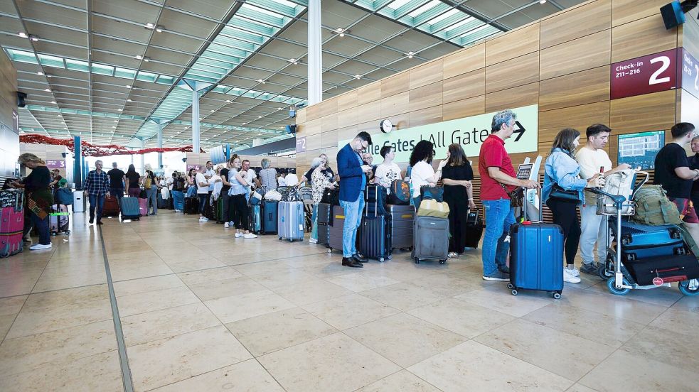 Auch am Montag müssen Reisende am Berliner Flughafen BER mit Verspätungen und Wartezeiten rechnen. Foto: Carsten Koall