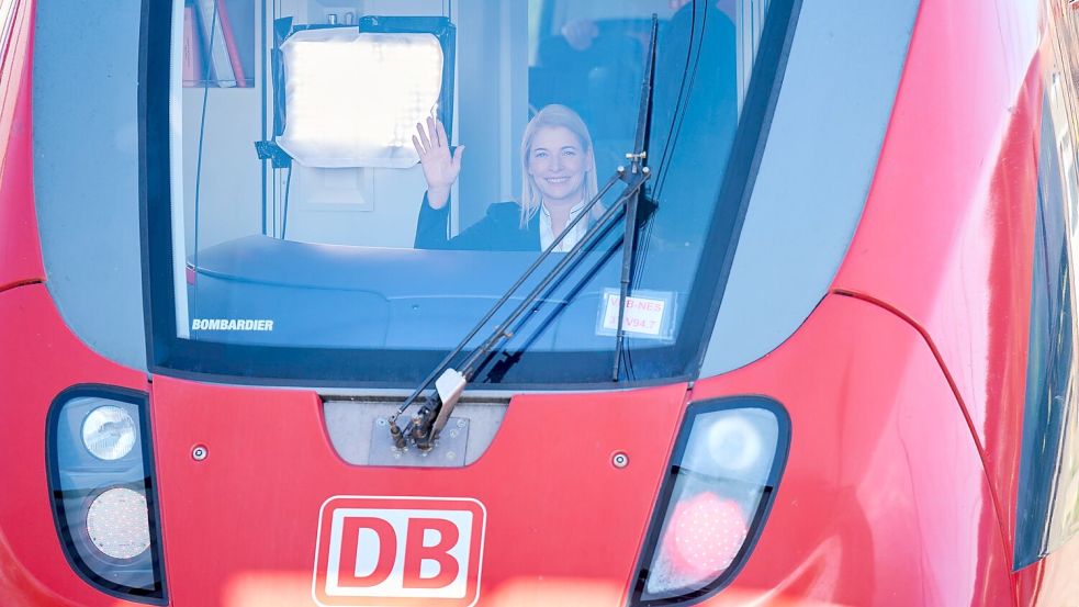 Sie soll neue Bahn-Chefin werden: Evelyn Palla in einem Regionalzug. (Archivfoto) Foto: Annette Riedl