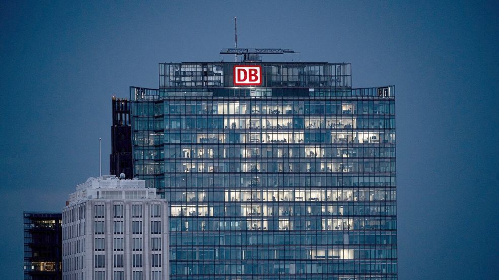 Bei der Bahn wird auf Führungsebene derzeit ordentlich rochiert. (Archivbild) Foto: Fabian Sommer/dpa