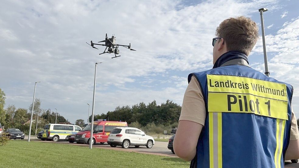 Renko Freese lässt seine Drohne über dem Feuerwehrhaus Blomberg aufsteigen. Foto: Imke Oltmanns