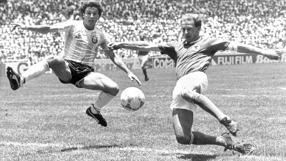 Karl-Heinz Rummenigge (r) im WM-Finale 1986 in Aktion. (Archivbild) Foto: picture alliance / dpa