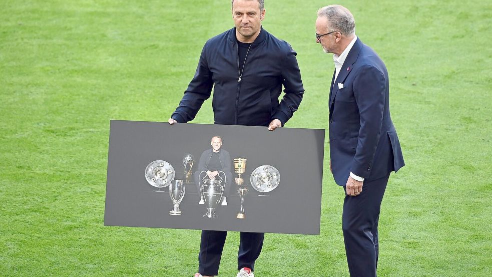 Sechs Titel in einem Jahr: Karl-Heinz Rummenigge bei der Verabschiedung von Erfolgscoach Hansi Flick 2021. (Archivbild) Foto: Sven Hoppe