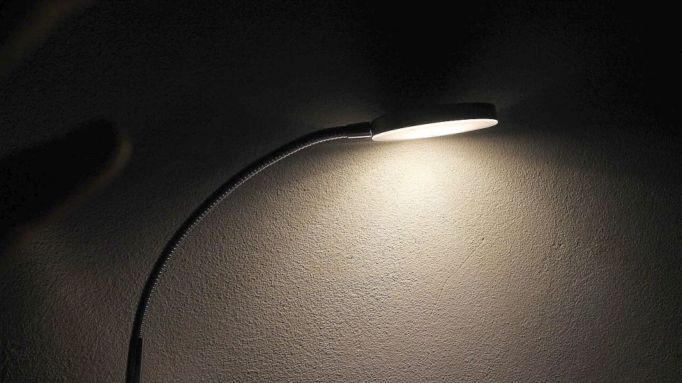 Lichtquellen, zum Beispiel mit integriertem Timer, können eine gute Möglichkeit sein, das Haus belebt erscheinen zu lassen. Foto: Pixabay/StockSnap