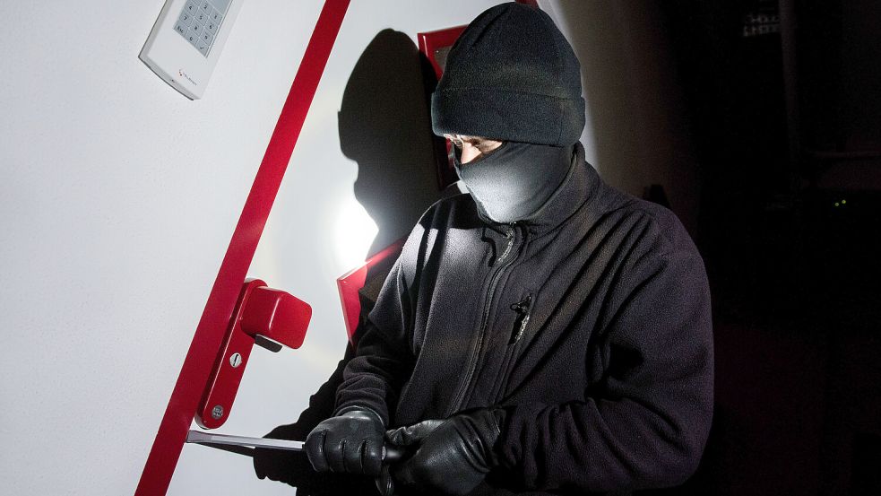 Tür aufhebeln, rein – und mit der Beute schnell wieder raus. Ein Einbruch dauert oft nur wenige Minuten. Foto: Daniel Bockwoldt/dp