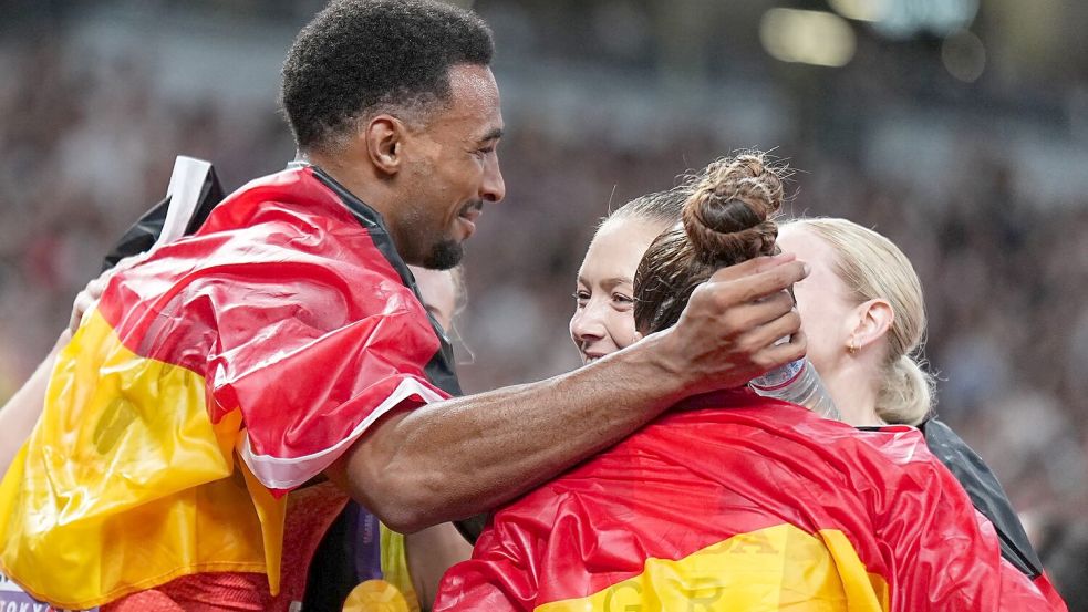 Zehnkämpfer Leo Neugebauer (l) und die Staffel-Frauen sorgen für ein glanzvolles Ende. Foto: Michael Kappeler/dpa