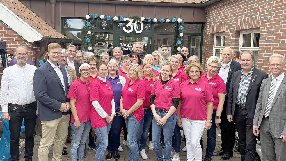 Volle Mitarbeiter-Power für Menschlichkeit: Das Team des Diakonischen Pflegedienstes und Gäste vor dem Eingang zum Haus Els in Ostgroßefehn. Foto: Mieke Matthes