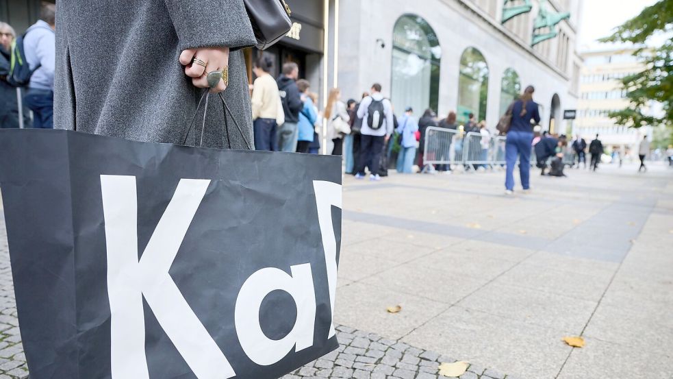 Im KaDeWe gibt es jetzt auch die Hype-Puppe Labubu zu kaufen. Foto: Annette Riedl