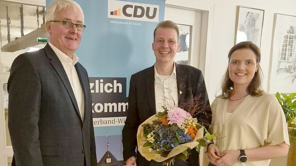 Theo Eilers (links, Vorsitzender des CDU-Stadtverbands Wittmund) und Bundestagsmitglied Anne Janßen gehörten zu den ersten Gratulanten, die Carsten Holzke für die anstehende Wahl Glück wünschten. Foto: privat