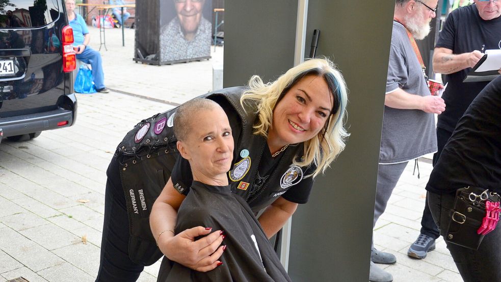 ,,Seit 2019 war ich nicht mehr beim Friseur und jetzt habe ich jemanden Vertrauenswürdigen gefunden, der mir eine neue, schöne Frisur macht‘‘, freute sich Lucinder (links). Foto: Hannah Lehmann