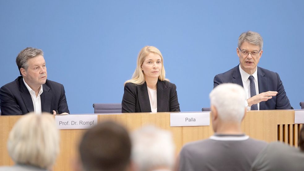 Sie wollten Zuversicht verbreiten, doch der Neustart ist erst einmal ausgebremst worden. Die Eisenbahn- und Verkehrsgewerkschaft wehrt sich gegen die Berufung von Dirk Rompf (l) als Infrastruktur-Chef. Foto: Andreas Gora