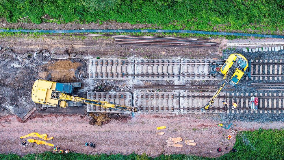 Die marode Infrastruktur belastet das System Bahn seit Jahren. In den kommenden Jahren muss daher viel gebaut werden - wie hier auf der Strecke zwischen Hamburg und Berlin. (Archivbild) Foto: Jens Büttner