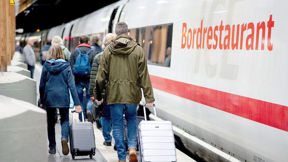 Wird das Angebot in den Bordbistros bald wieder besser? Der Minister setzt darauf, um die Kunden zufriedener zu stimmen. (Archivbild) Foto: Hauke-Christian Dittrich