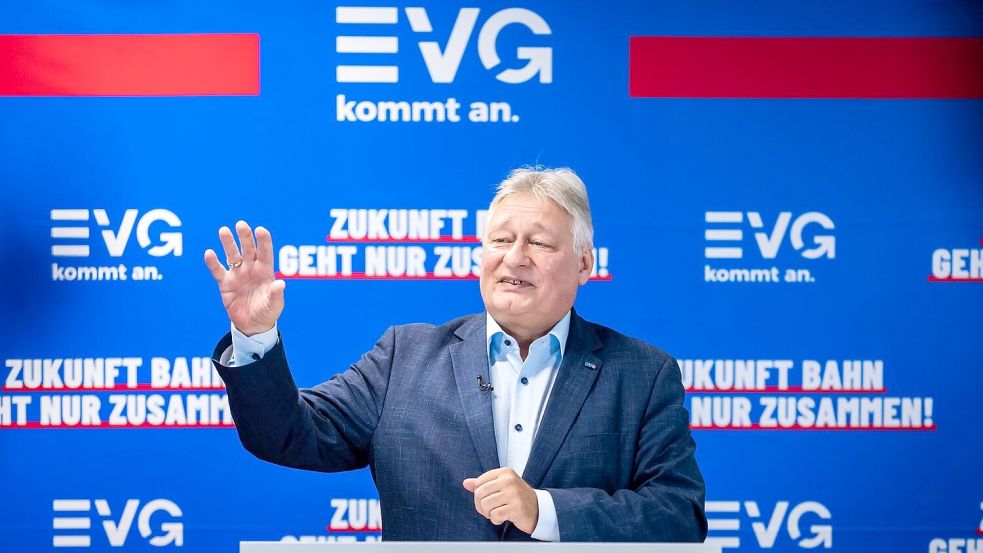 EVG-Chef Martin Burkert ist nicht erfreut über den geplanten Chefwechsel bei der DB InfraGo. Foto: Christoph Soeder/dpa
