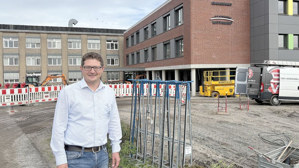 Stefan Richter steht vor dem neuen Haupteingang. Wenn hier alles fertig ist, fahren die Besucher direkt von der Wittmunder Ortsumgehung auf den Parkplatz und betreten das Krankenhaus auf der bisherigen Rückseite. Foto: Susanne Ullrich