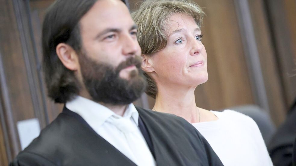 Christina Block musste sich heftige Vorwürfe ihres Ex-Mannes anhören, die sie bestreitet. Ihr Verteidiger Ingo Bott befragte den Vater, der Nebenkläger ist. Foto: Christian Charisius