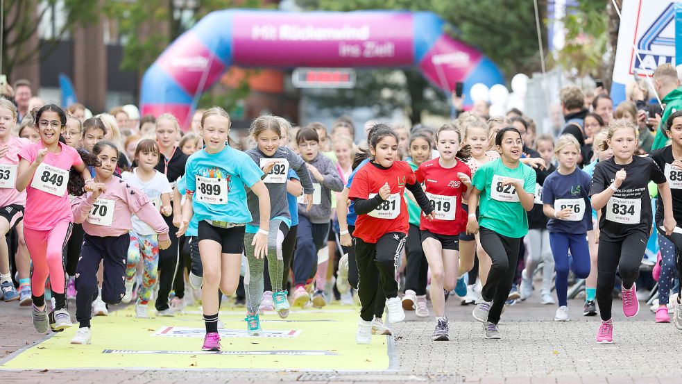 Auf die Plätze, fertig, los: Nach dem Startschuss gab es für die Kinder kein Halten. Foto: Jens Doden/ Emden