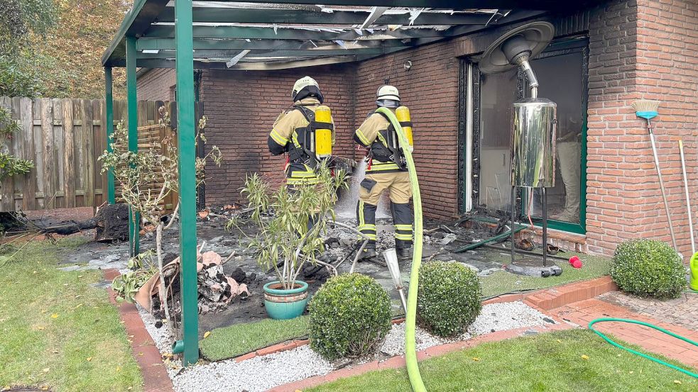 Die Terrassentür hielt dem Feuer stand, es griff nicht auf das Hausinnere über. Foto: Feuerwehr