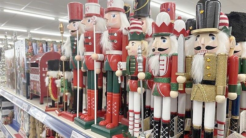 Nussknacker, leuchtende Tannenbäume und Lichterketten: Bei dem niederländischen Discounter Action in Leer herrscht bereits Weihnachtsstimmung. Fotos: Ute Nobel