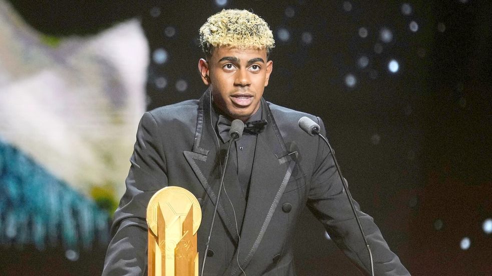 Lamine Yamal vom FC Barcelona durfte zumindest die Auszeichnung als bester Nachwuchsspieler entgegennehmen. Foto: Thibault Camus/AP/dpa