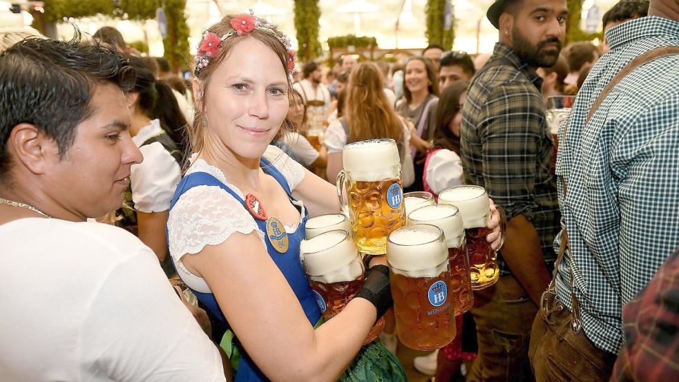 Die Bedienungen auf der Wiesn haben es nicht leicht (Archivbild). Foto: Felix Hörhager