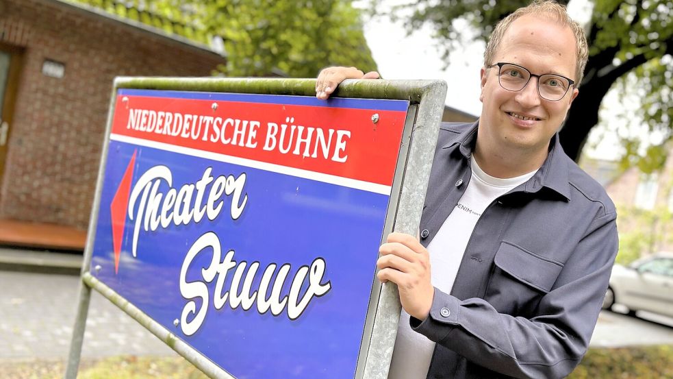 Bühnenleiter Christian Behrends am Schild der Theaterstuuv an der Hauptstraße 237. Er plant bereits zwei Jahre im Voraus. Foto: Nicole Böning