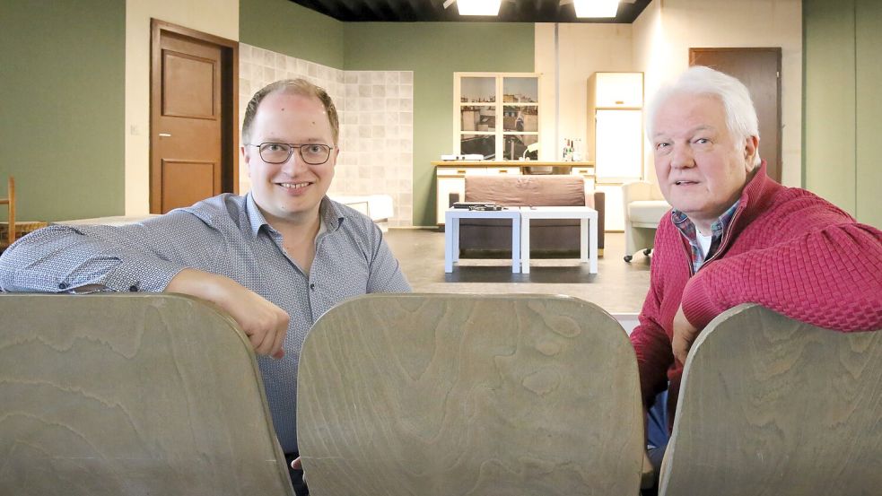 Bühnenleiter Christian Behrends (links) und sein Stellvertreter Ludwig Büsing von der niederdeutschen Bühne in Wiesmoor. Foto: Nicole Böning