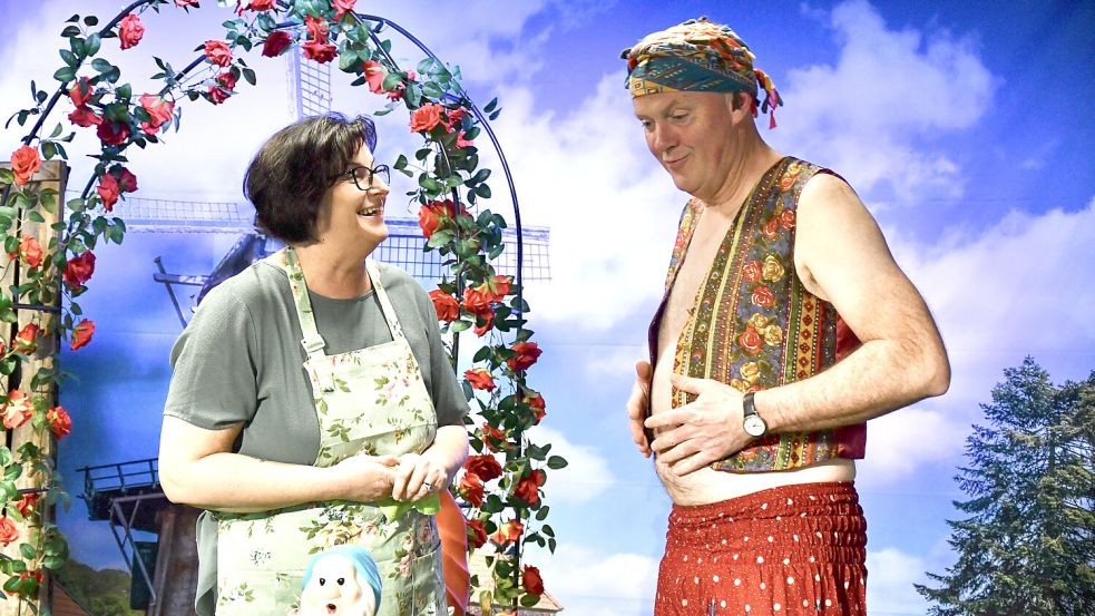 Waltraud Meyer und Gerd Romaneeßen im Stück „Spektakel bi Chrischan“ in der vorherigen Spielzeit. Foto: Ludwig Büsing
