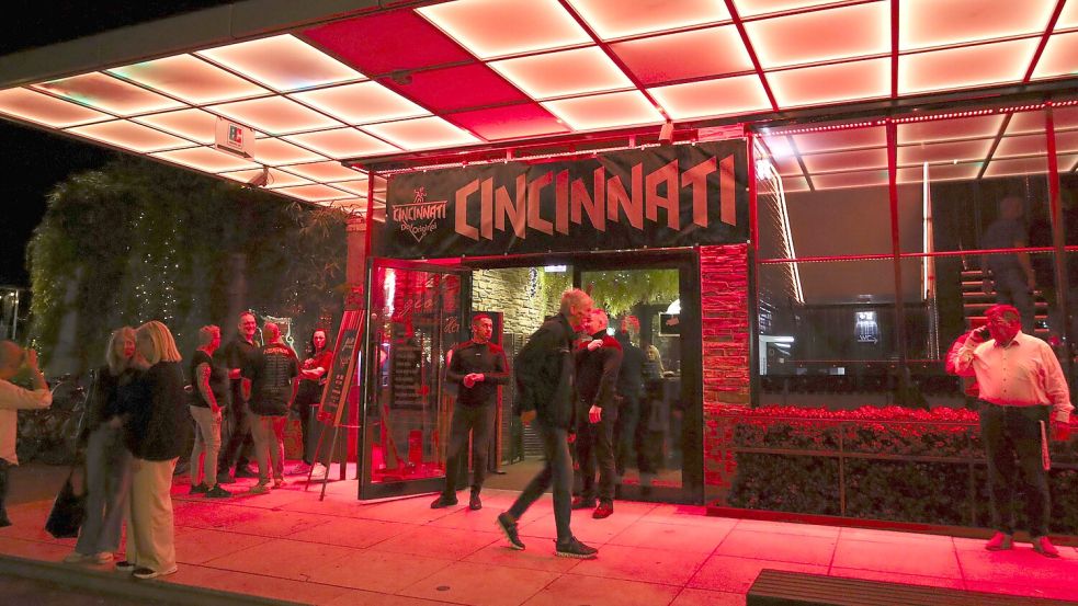 Aus dem Alando wurde am Samstag für kurze Zeit das Cincinnati. Viele Menschen kamen zur Revival Party in Osnabrück. Foto: Thomas Wübker