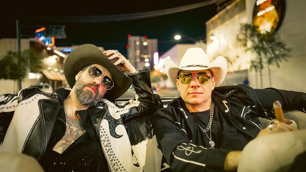 Alec „Boss Burns“ Völkel (links, Gesang) und Sascha „Hoss Power“ Vollmer (Gesang, Gitarre) sind die Gesichter von The Boss Hoss. Foto: Sebastian Balz